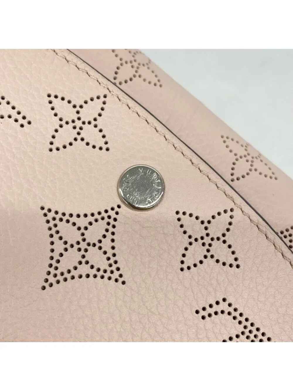Louis Vuitton Wallet Mahina Portefeuille Iris Magnolia